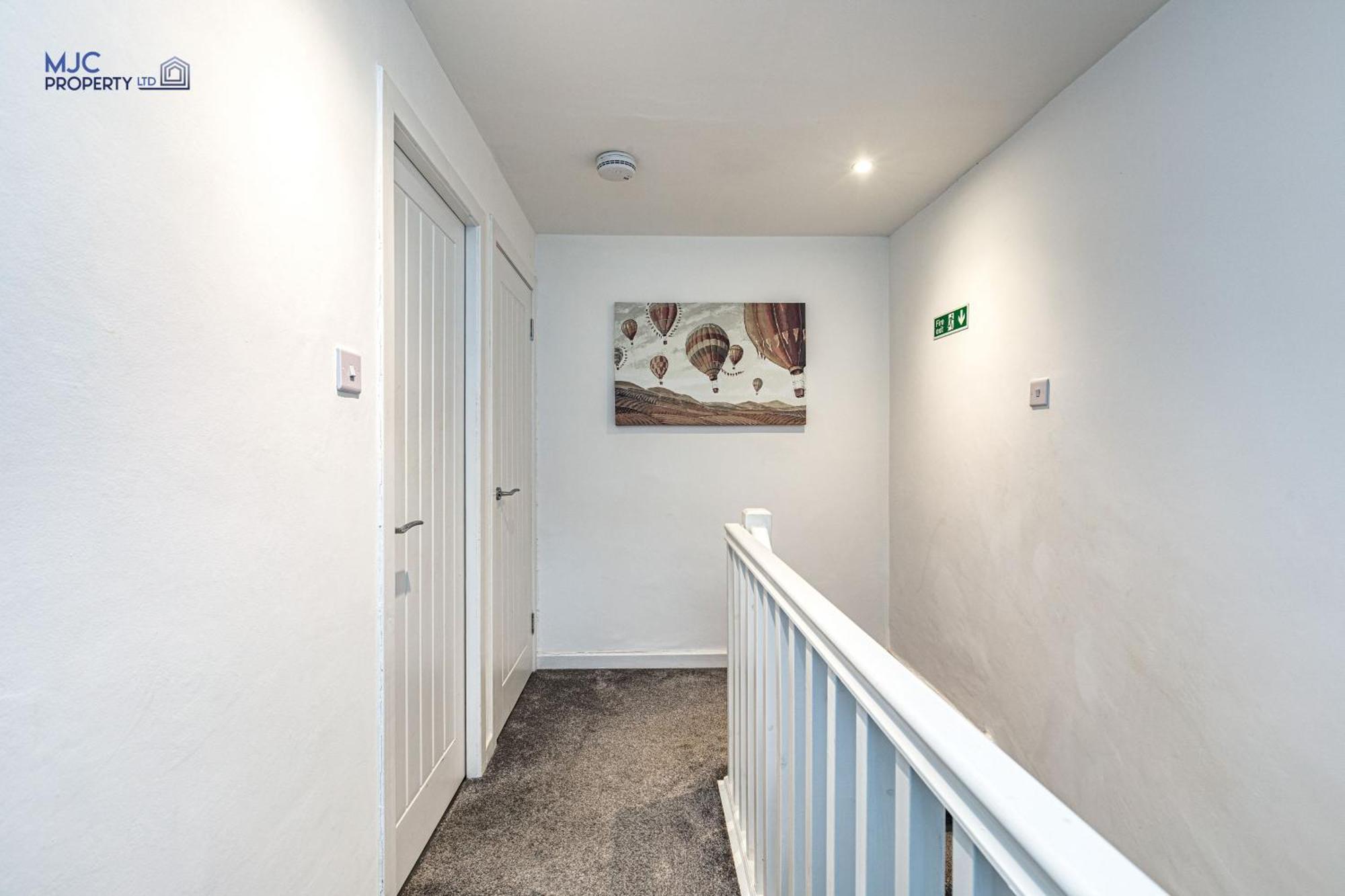 Town Centre Apartment Хоик Экстерьер фото